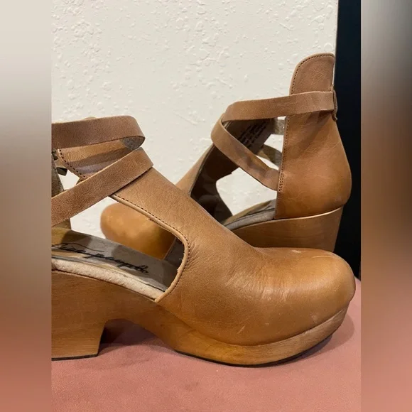 Free People Cedar Leather Buckle Platform Clogs
Tan New Without Box SZ 10 - Picture 11 of 14